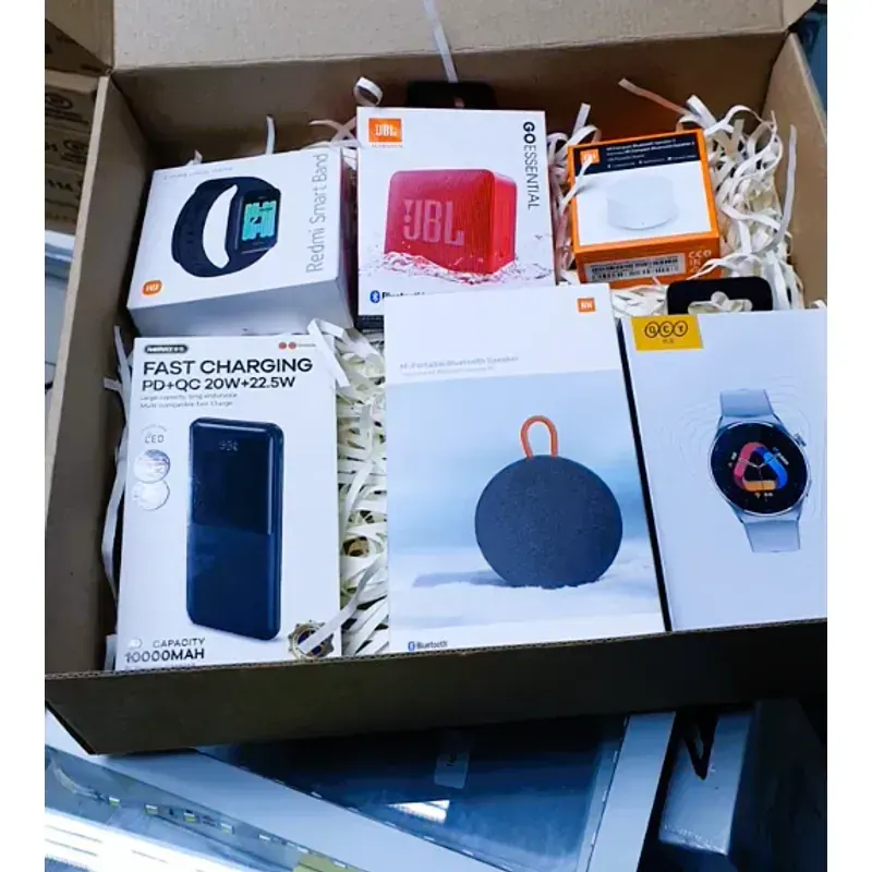 Contenido de una caja de devoluciones de Amazon recién abierta