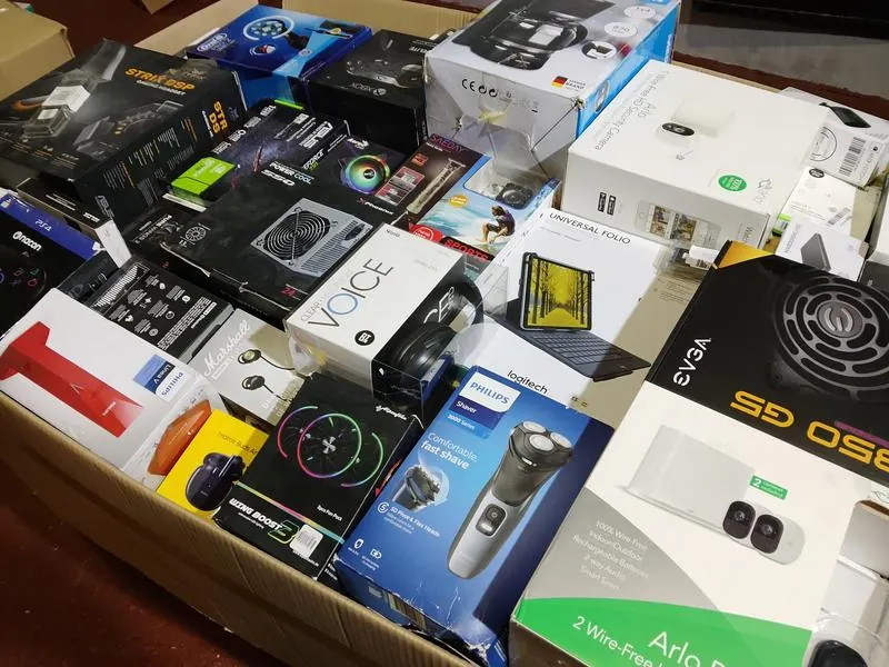 Electrodomésticos recibidos dentro de una caja de devoluciones